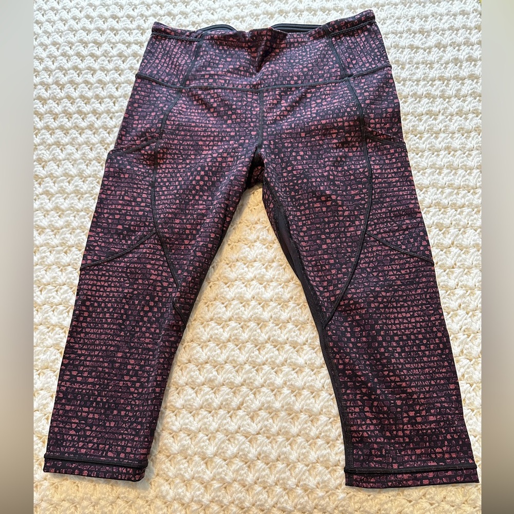 Lululemon Outrun 17" Crop Leggings Shatter Weave Dust Coral Plum
Black